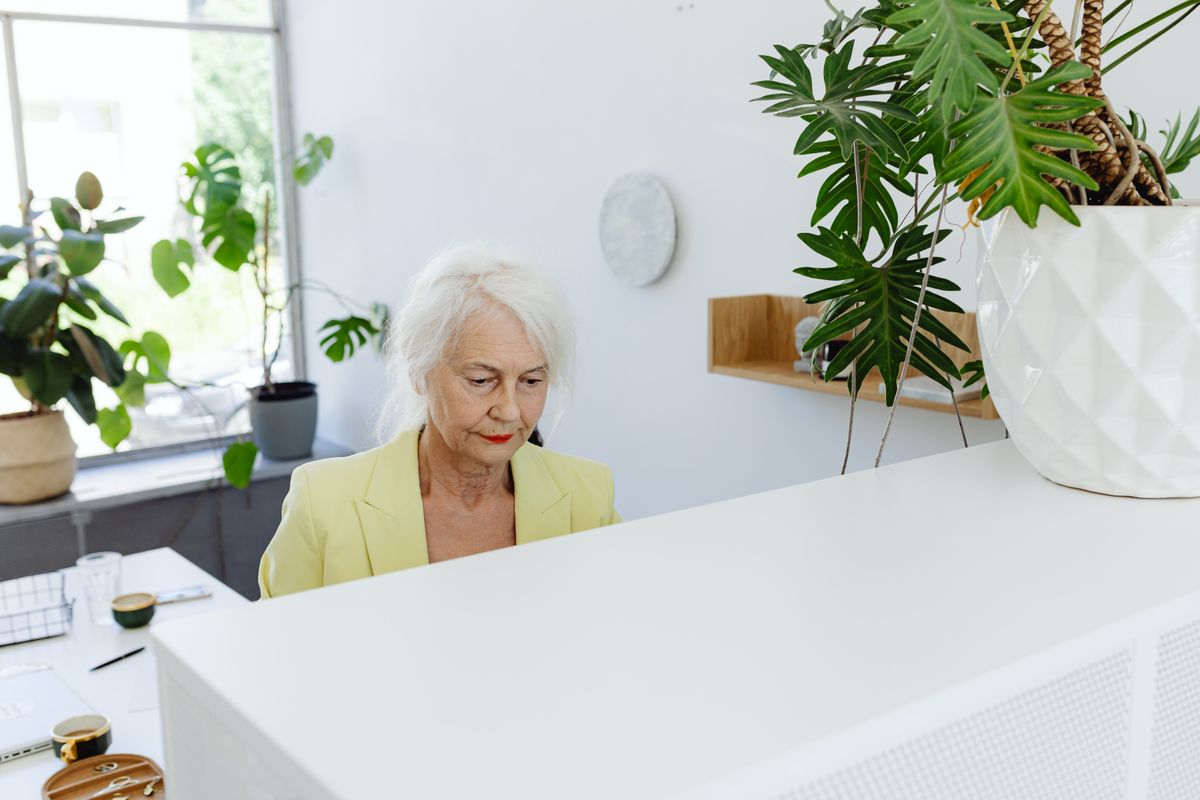 Ervaren medewerker werkt geconcentreerd aan haar bureau